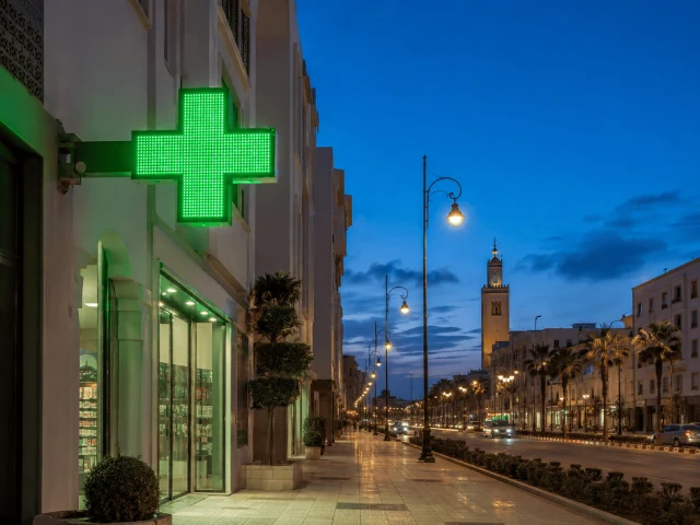 croix led double face pharmacie maroc Croix LED double face sur potence pour enseigne de pharmacie au Maroc