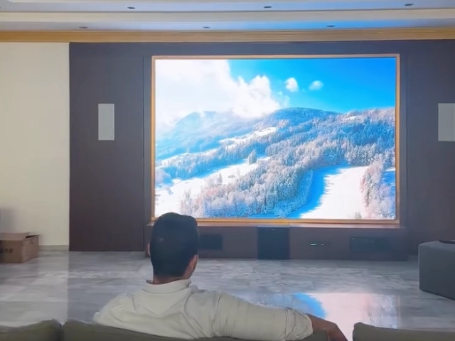 Écran géant LED intérieur pour home cinéma de luxe dans un salon moderne au Maroc