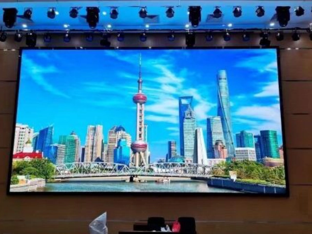 Écran géant LED intérieur installé dans une salle de conférence au Maroc