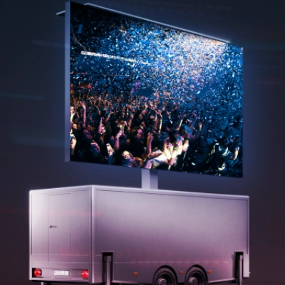 Écran LED mobile sur remorque affichant un concert devant une foule au Maroc