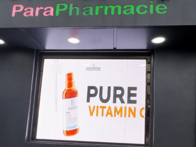 Écran LED vitrine publicitaire pour boutique et pharmacie au Maroc