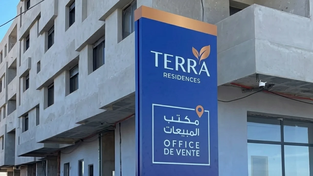 Totem publicitaire LED digital vertical installé dans un magasin au Maroc